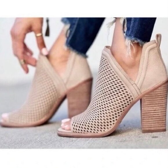Vince Camuto Kensa Taupe Perforated Peep Toe Booties 4” Block Heel Size 8M - Picture 1 of 11